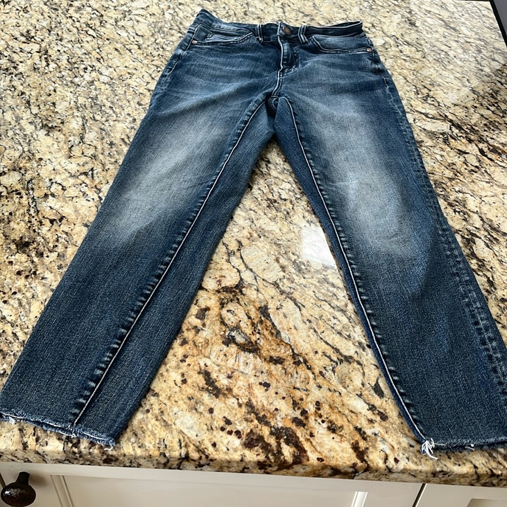 Judy blue size one jeans. Super cute and comfortable on.